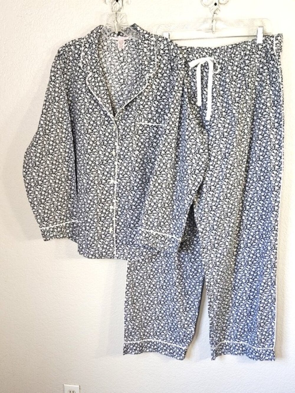 Victoria's Secret Size Large Long Cotton Pajama Set Black & White Ditsy Floral - Picture 1 of 8